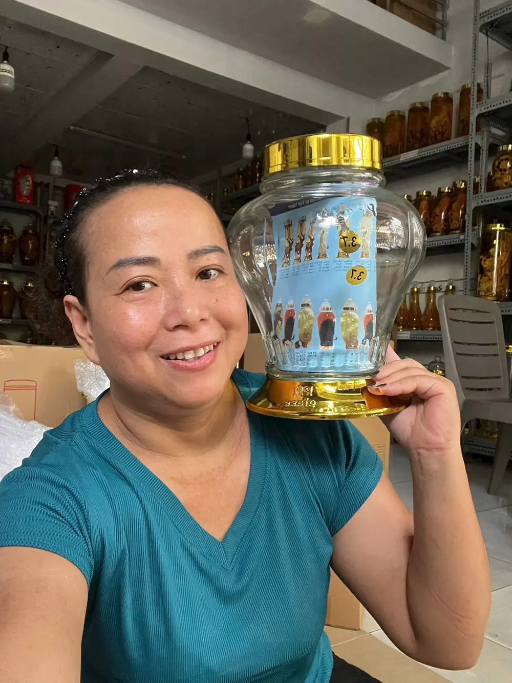 Đặng Thư lựa chọn chiếc bình thủy tinh để bắt đầu một tác phẩm mới