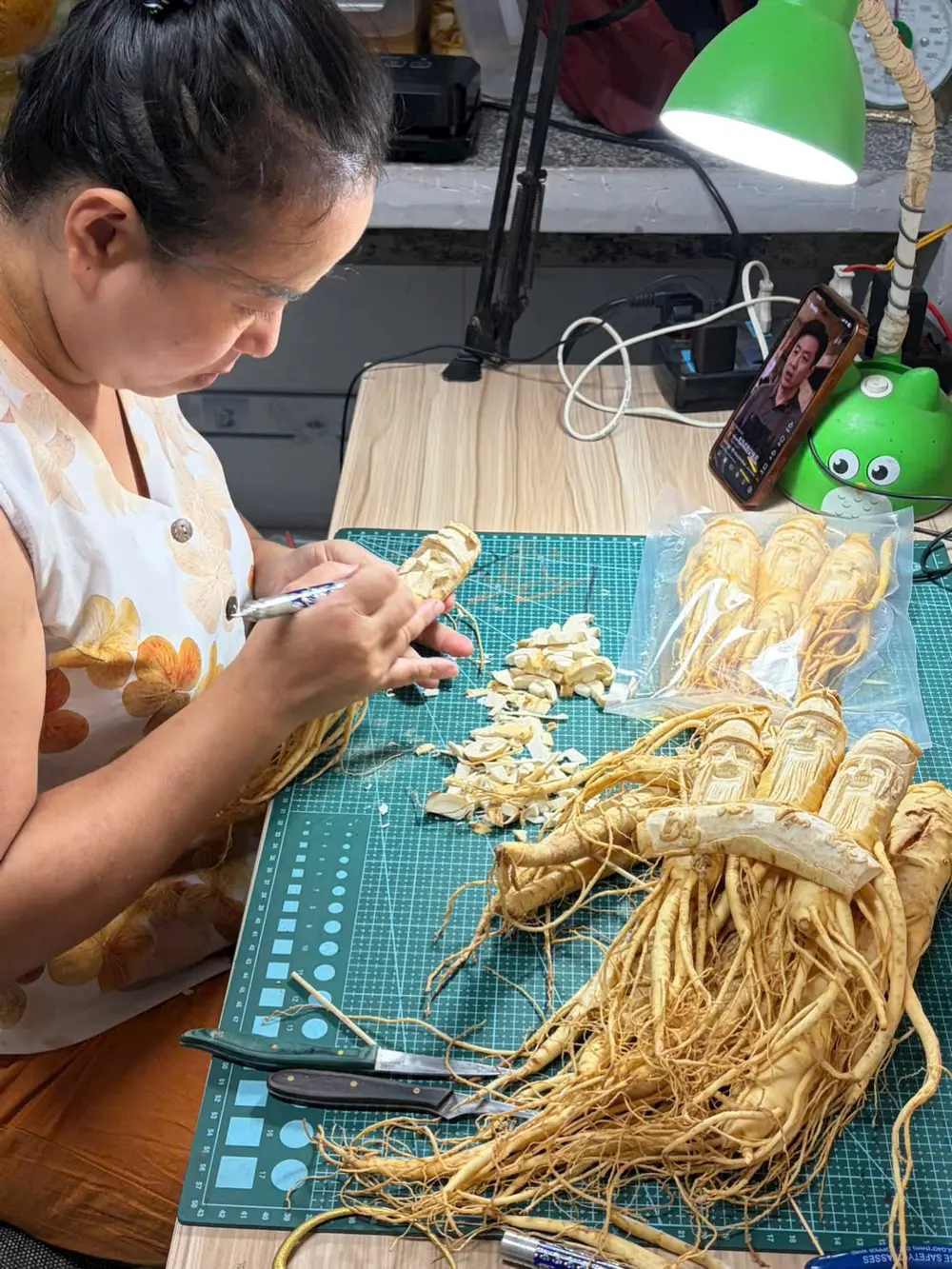 Đặng Thư trực tiếp tạo hình sâm bằng tay